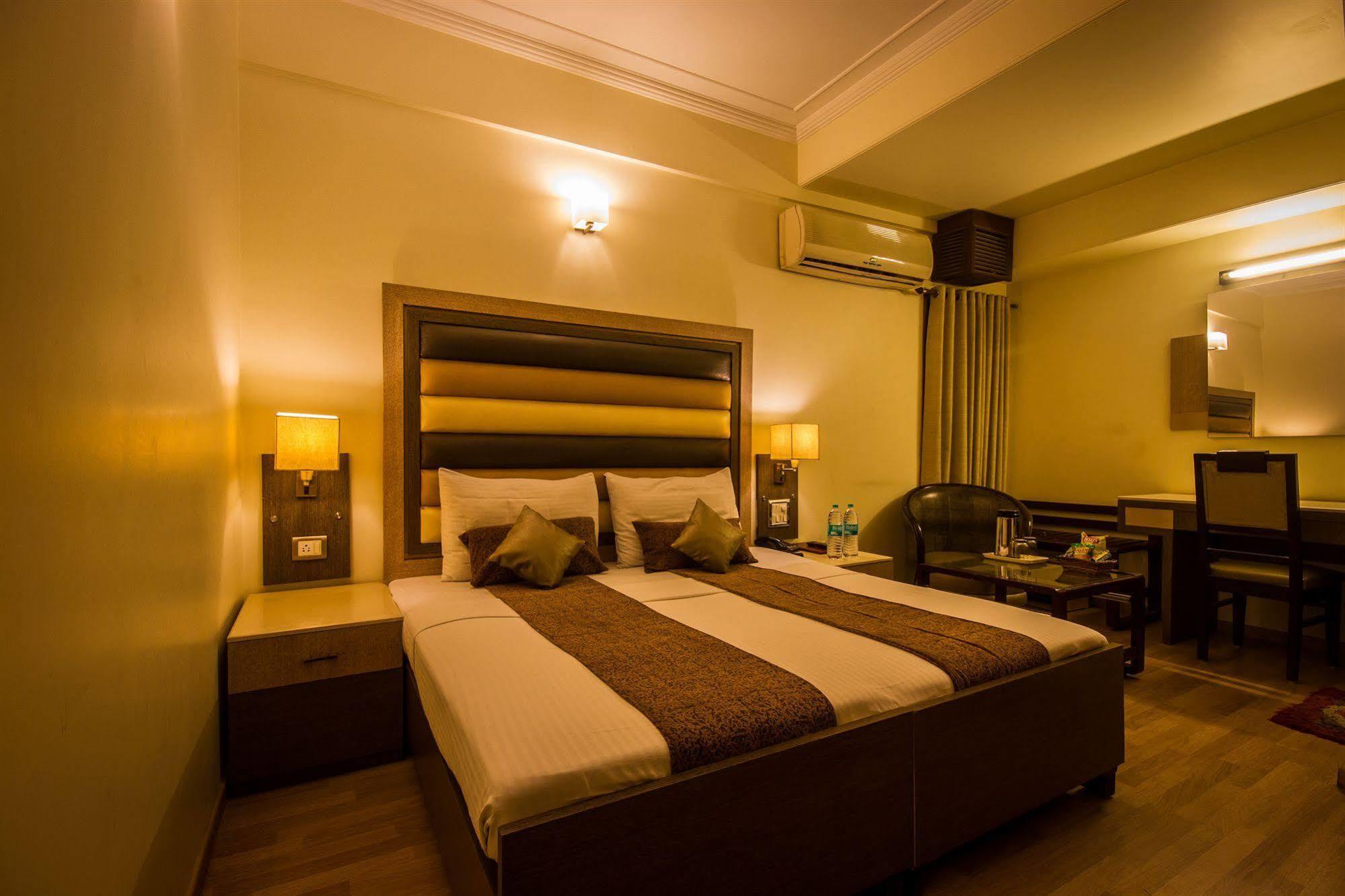 The Suncourt Hotel Yatri Yeni Delhi Dış mekan fotoğraf